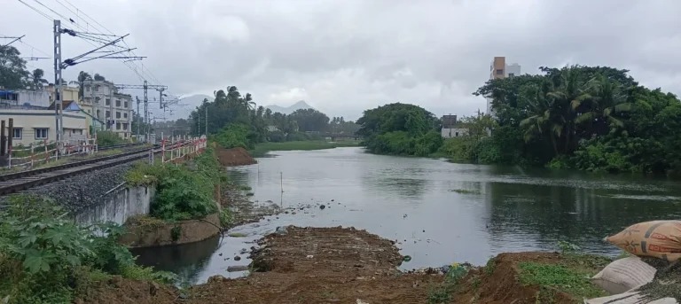 நாகர்கோவிலில்ரயில் பாதைக்காக பழையாற்றில் மண்கொட்டும் நடவடிக்கை