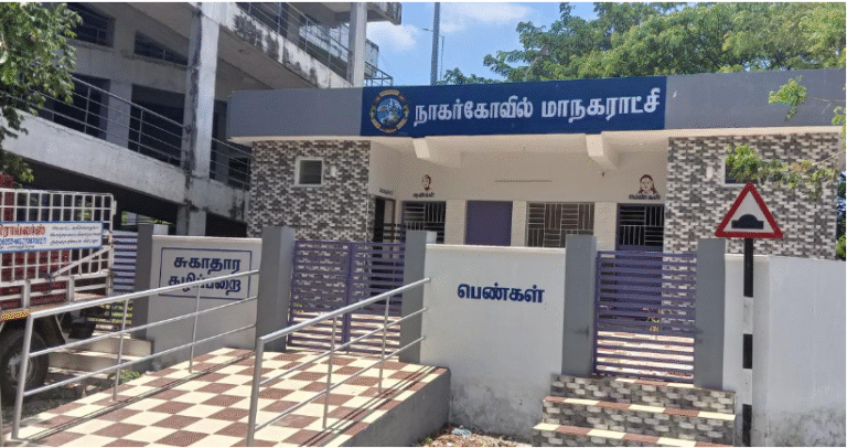 திறக்கப்படாமல் பாழடையும் பார்வதிபுரம் கழிப்பிடம்.
