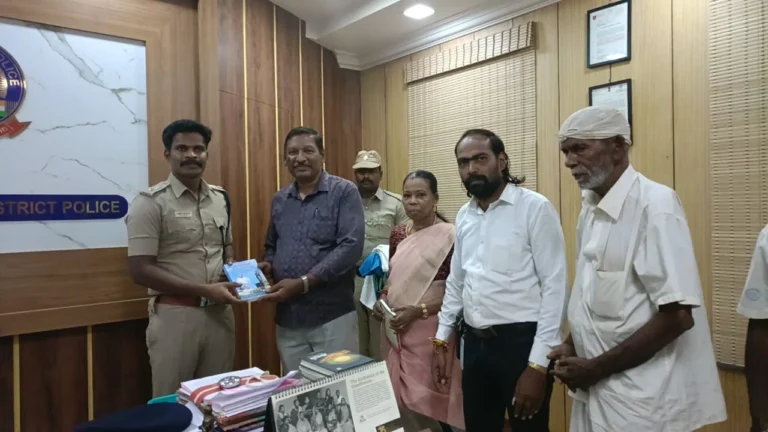 சமூக பொதுநல இயக்க குமரி நிர்வாகிகள் A.S. சங்கரபாண்டியன் தலைமையில் காவல் கண்காணிப்பாளரை சந்தித்தனர்.