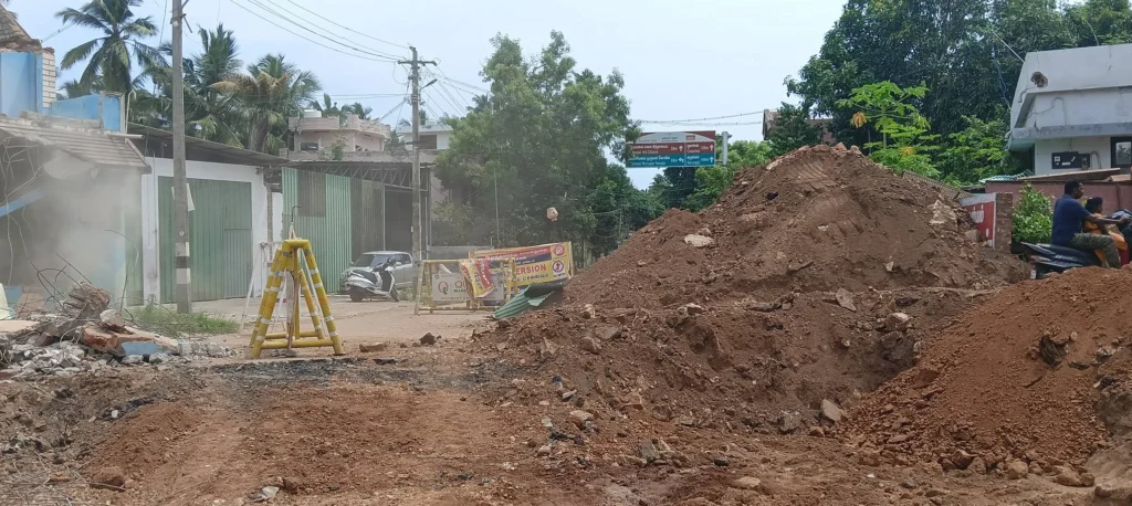 நுள்ளிவிளை பாலப்பணி தாமதம்: கிராம மக்கள் பாதிப்பு
6 மாதங்களாக நீளும் நுள்ளிவிளை ரெயில்வே பணிகள்
நுள்ளிவிளை பாலம் எப்போது முடியும்?
ரெயில்வே பாலப்பணி தாமதத்தால் குமரி மக்கள் அவதி
நுள்ளிவிளை மேம்பால பணிகள் மந்தம்: தீர்வு எப்போது?
