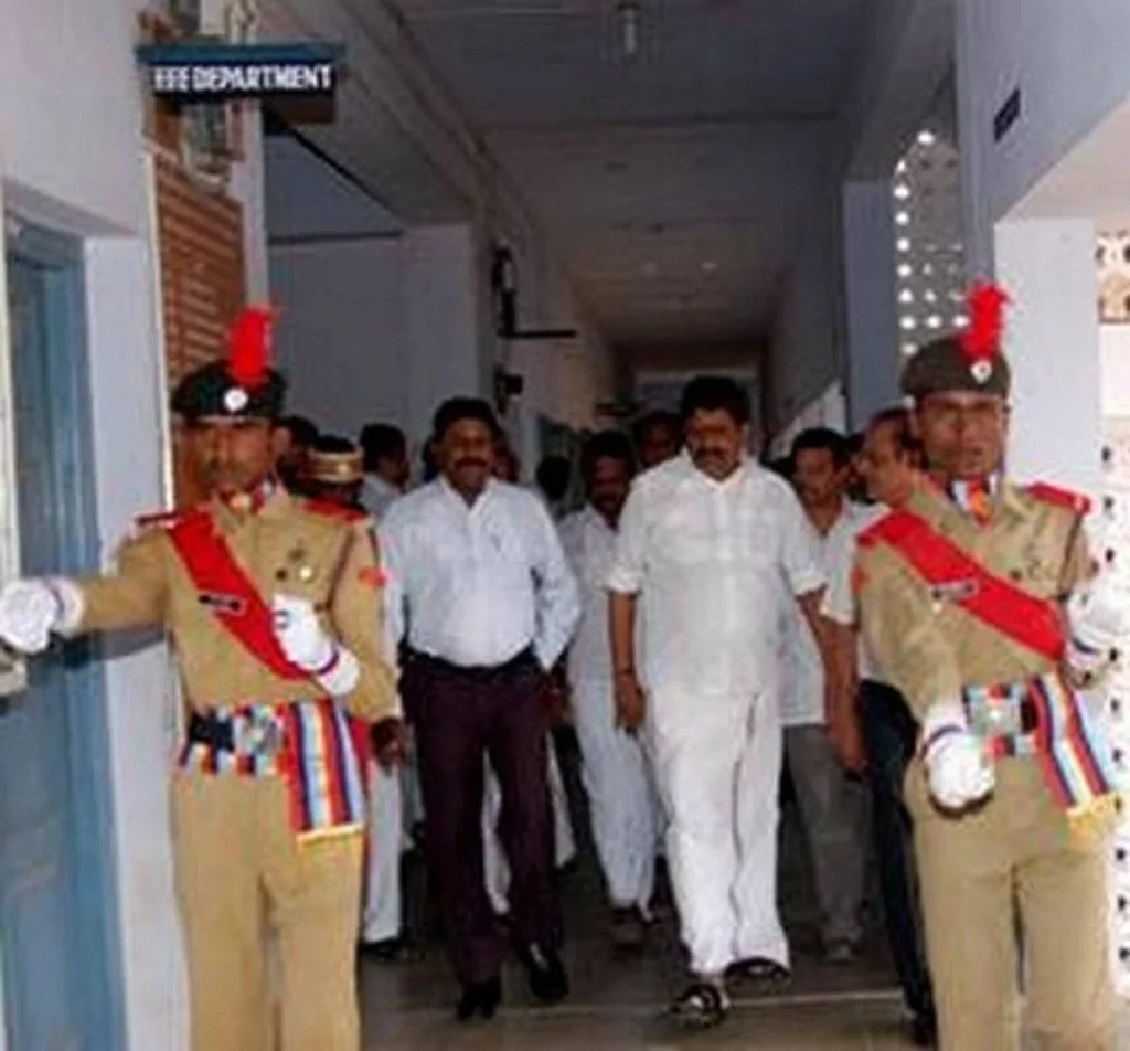 சமத்துவத்திற்கு முரணான பழைய நிர்வாக நடைமுறைகள்
பிரிட்டிஷ் ஆட்சியின் நிழலில் தொடரும் பணியிட அமைப்புகள்
மரபா? அடிமைத்தனமா? சமூக விவாதத்தை கிளப்பும் நடைமுறைகள்
காலத்திற்கு ஒவ்வாத நிர்வாக மரபுகளை கைவிட வேண்டிய அவசியம்
