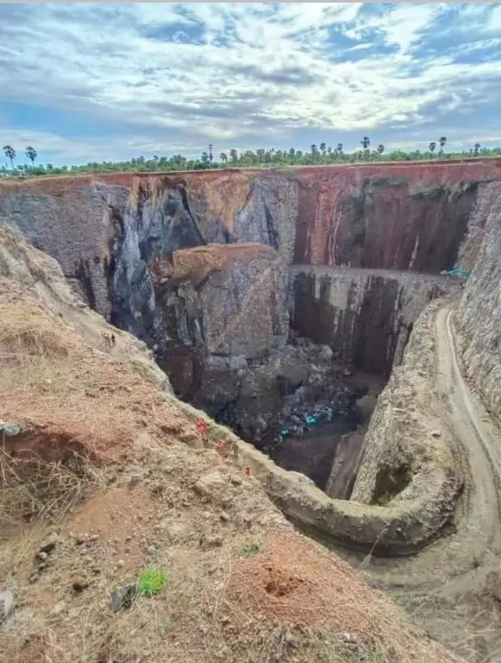 சுற்றுச்சூழல் அழிவிற்கு காரணமாகும் குவாரி தொழில்?
கனிம வள கொள்ளை: தமிழகத்தில் தொடரும் சர்ச்சை
மலைகள் மறையும் போது: குவாரிகளின் உண்மை முகம்
இயற்கை வளங்களை காக்க சட்டவிரோத கல்குவாரிகளை கட்டுப்படுத்த வேண்டும்