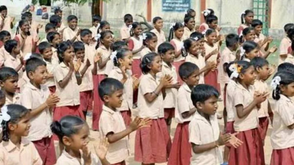 தமிழ்நாட்டில் அரசுப் பள்ளிகளில் மாணவர்கள் பயன்படுத்தும் பராமரிப்பின்றி காணப்படும் கழிப்பிட வசதிகள்