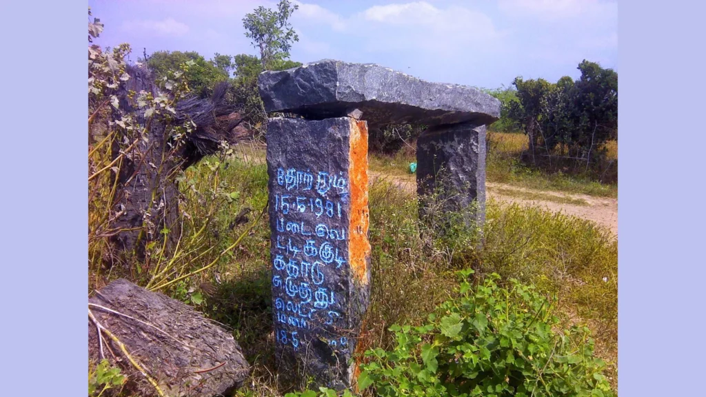 குமரி மாவட்டத்தில் காணப்படும் பழமையான சுமைதாங்கி கற்கள்