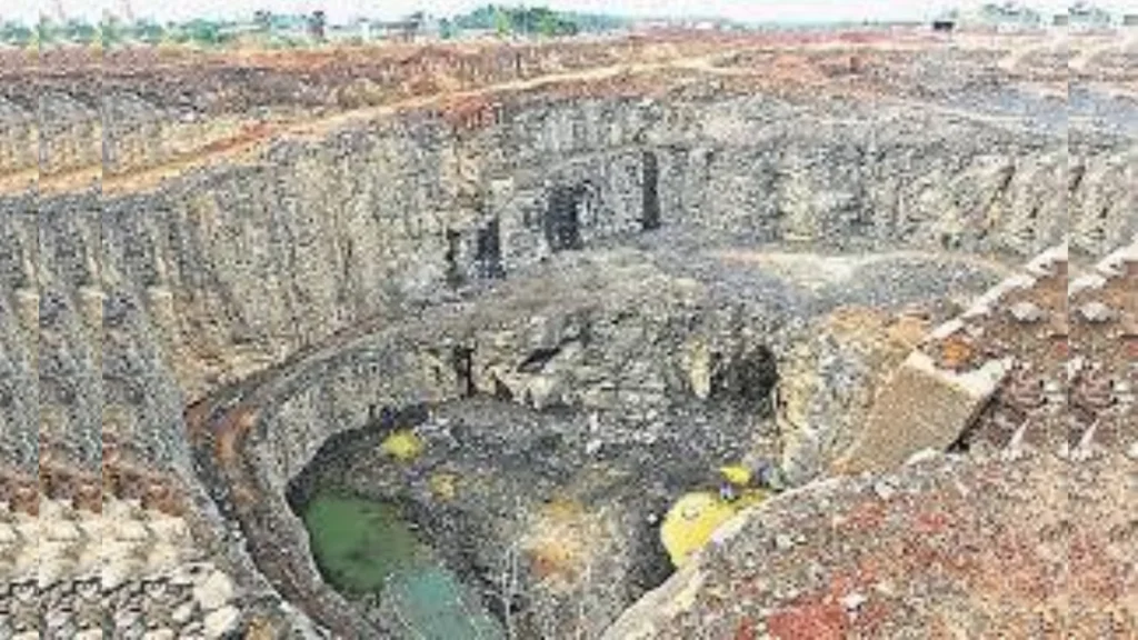 கரூர் மாவட்டத்தில் செயல்படும் கல்குவாரிகள் மற்றும் வெப்பத்தால் பாதிக்கப்பட்ட நிலப்பரப்பு காட்சி