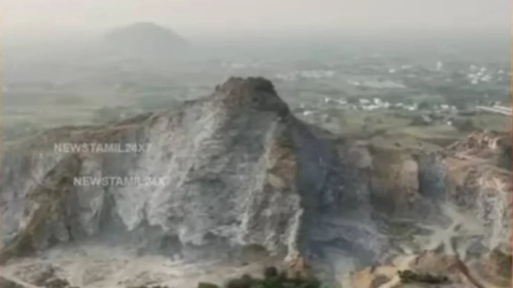நாமக்கல் பகுதியில் சட்டவிரோத கல்குவாரிகள் மூலம் மலை அழிக்கப்பட்ட காட்சி