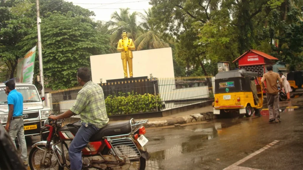 பொது சாலை மற்றும் சந்திப்புகளில் அமைக்கப்பட்ட சிலைகள் குறித்து நீதிமன்ற உத்தரவு