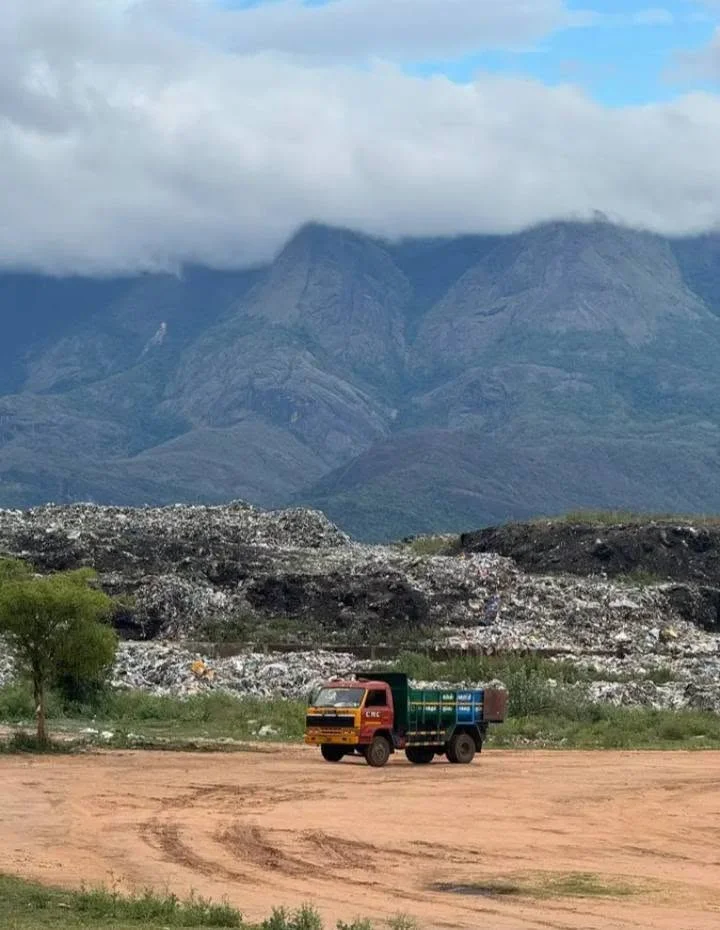 மேற்குத் தொடர்ச்சி மலையின் உயிர் பன்மை நிறைந்த பகுதிகளில் ஒன்றான மேகமலையில் குப்பைகள் மலைபோல் குவிந்து வருவது சுற்றுச்சூழல், வனவிலங்குகள் மற்றும் மனித ஆரோக்கியத்திற்கு பெரும் அச்சுறுத்தலாக மாறியுள்ளது. திடக்கழிவு மேலாண்மை திட்டங்களை முறையாக செயல்படுத்தி, குப்பை கொட்டுதலை தடுக்கவும், சுற்றுச்சூழலை பாதுகாக்கவும் உடனடி நடவடிக்கை தேவை என சமூக பொதுநல இயக்கம் வலியுறுத்தியுள்ளது.