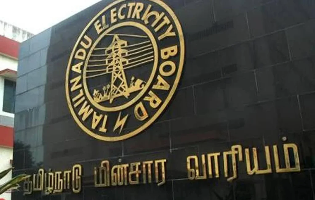 மின்வாரிய அலுவலகத்தில் ஹார்டு டிஸ்க் திருட்டு: ஊழல் ஆதாரங்கள் அழிக்கப்பட்டதா?
TNEB ஹார்டு டிஸ்க் திருட்டு விவகாரம்: பின்னணியில் என்ன?
மின்மாற்றி கொள்முதல் முறைகேடு வழக்குடன் தொடர்பா இந்த திருட்டு?
தமிழ்நாடு மின்வாரியத்தில் ஆவணத் திருட்டு: விசாரணை தேவை என கோரிக்கை
