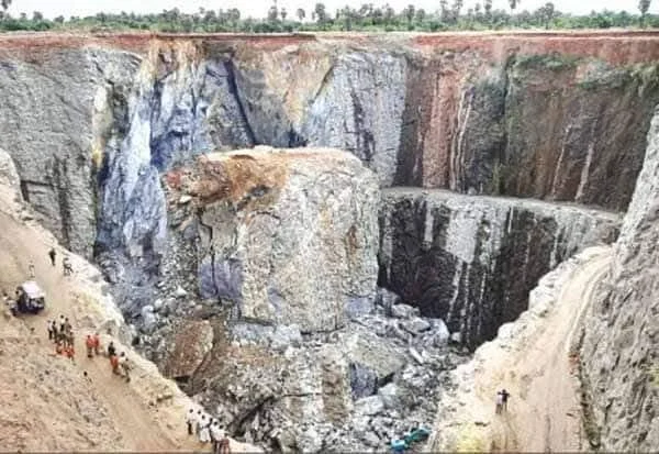 சட்டவிரோத கனிமவளக் கடத்தலை தடுக்க உருவான குழு ஏன் செயலற்றது?
கனிமவளச் சுரண்டலை தடுக்க கண்காணிப்புக்குழு தோல்வியா?
தமிழ்நாட்டில் சட்டவிரோத குவாரிகள்: கண்காணிப்பு எங்கே?
கனிமவளக் கடத்தல் தடுப்பு குழு காகிதத்தில் மட்டுமா?
சுற்றுச்சூழல் பாதிப்புக்கு காரணமான கனிமவளச் சுரண்டல்
