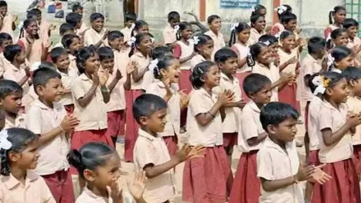 பள்ளி மாணவர் அடையாள அட்டையில் ஜாதி விவரம் தேவையா?
ஜாதியுடன் மாணவர் அடையாள அட்டை: சமூக பொதுநல இயக்கம் எதிர்ப்பு
பள்ளி மாணவர்களின் தனியுரிமை குறித்து புதிய சர்ச்சை
மாணவர் அடையாள அட்டையில் ஜாதி சேர்ப்பது சரியானதா?
EMIS போதுமானபோது அடையாள அட்டையில் ஜாதி ஏன்?