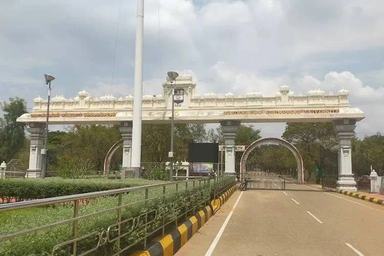 தமிழ்த்தாய் வாழ்த்துக்கு உரிய மரியாதை வழங்கப்படுகிறதா?
மனோன்மணியம் பல்கலைக்கழக விழாவில் புதிய சர்ச்சை
தமிழ்த்தாய் வாழ்த்து தொடர்பாக அரசு தலையிடுமா?
மாநில பாடல், வந்தே மாதரம், தேசிய கீதம்: சரியான வரிசை என்ன?
தமிழின் மாண்பை காக்க தமிழ்த்தாய் வாழ்த்து முதலில் பாடப்பட வேண்டும்
