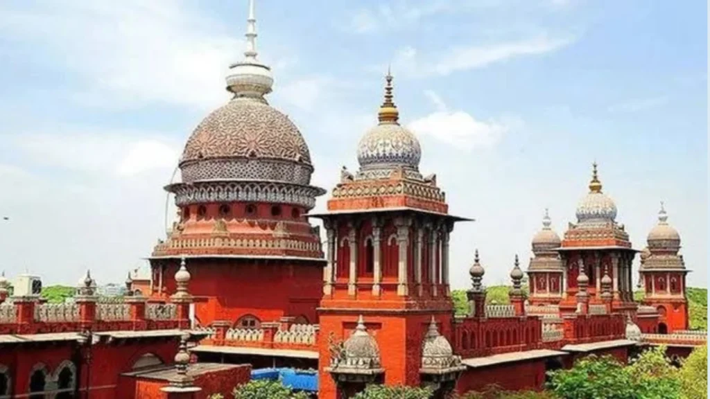 இந்திய சிறைகளில் பல ஆண்டுகளாக விசாரணை கைதிகளாக இருக்கும் கைதிகள் குறித்து விளக்கும் படம்