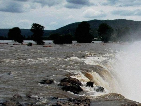 கர்நாடகாவில் இருந்து தமிழகத்திற்கு காவிரி நீர் வரத்தை உறுதி செய்வது எப்படி?
மேகதாது அணை திட்டம்: காவிரி நீர் உரிமையை காக்க வலுவான அமைப்பு தேவை
காவிரி மேலாண்மை ஆணையத்திற்கு அதிகாரம் போதாது: வாரியம் அமைக்க கோரிக்கை
தமிழக விவசாயிகளின் வாழ்வாதாரத்தை காக்க காவிரி மேலாண்மை வாரியம் அவசியம்
காவிரி நீர் பங்கீட்டை உறுதி செய்ய வலுவான அதிகாரம் கொண்ட வாரியம் தேவை
