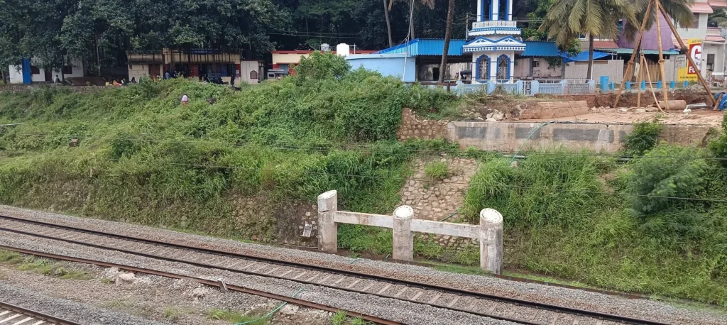 நுள்ளி விளை பாலப்பணி ஆமை வேகம்: சுற்றுவட்டார மக்கள் அவதி
நுள்ளி விளை ரெயில்வே பாலப்பணி தாமதம்: விரைந்து முடிக்க கோரிக்கை
பாலப்பணி தாமதத்தால் பல கி.மீ சுற்றி செல்லும் கிராம மக்கள்