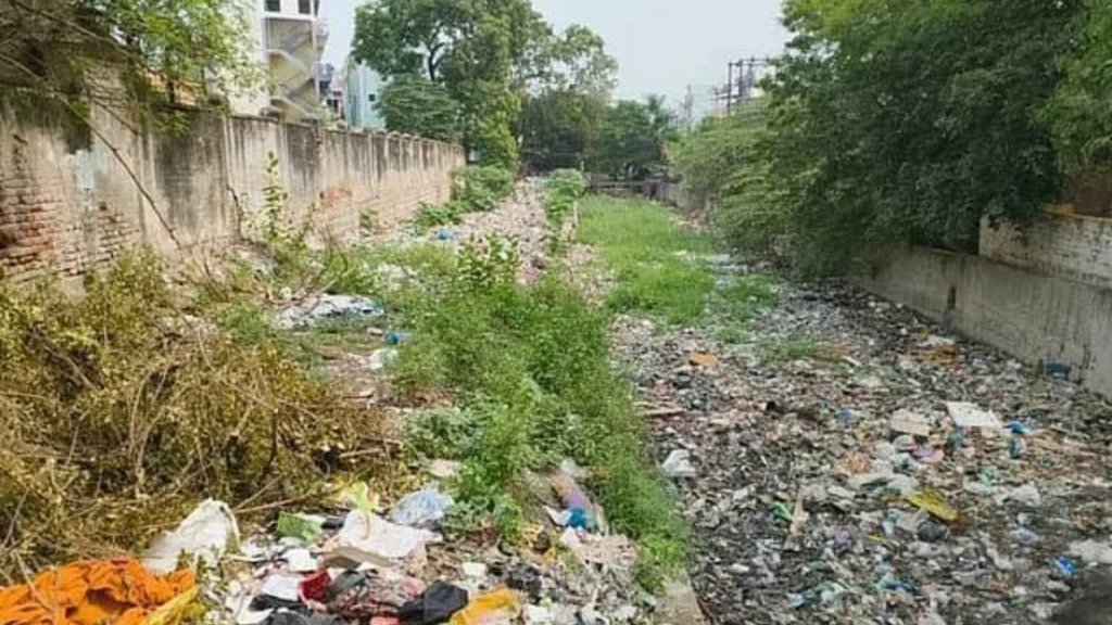 மதுரையில் கழிவுநீர் மற்றும் குப்பைகளால் மாசடைந்த கிருதுமால் நதி