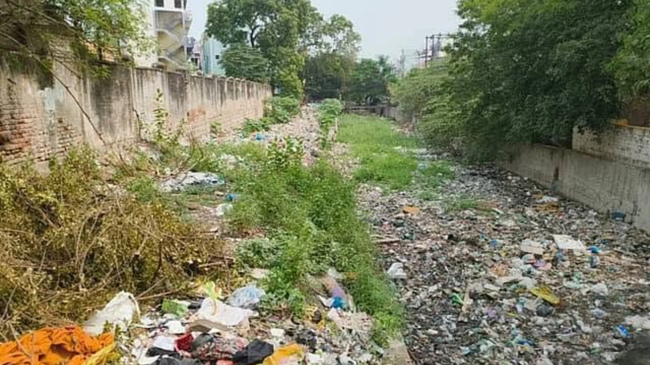 மதுரையில் கழிவுநீர் மற்றும் குப்பைகளால் மாசடைந்த கிருதுமால் நதி
