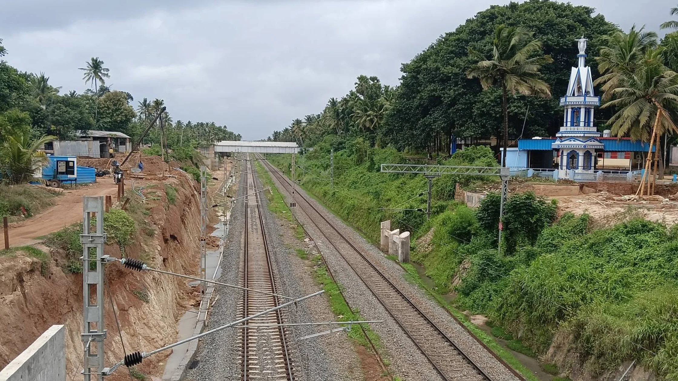 நுள்ளி விளை ரெயில்வே பாலப்பணிகள் தாமதமாகி கிராம மக்கள் பாதிப்பு